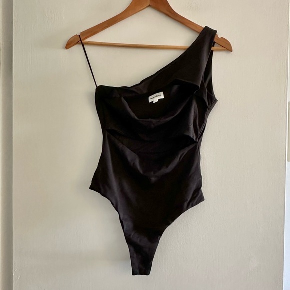 superdown Tops - Superdown Black Cut Out One Shoulder Bodysuit Size Small EUC